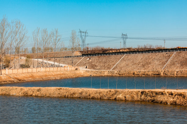 秋季湖视图。天空和河流图片下载