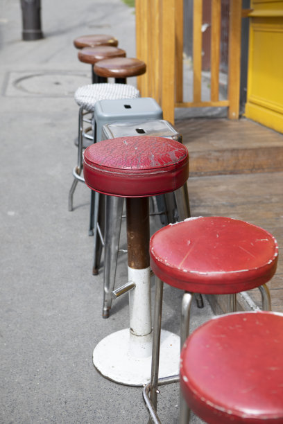 巴黎一家咖啡馆外的人行道上，空凳子排成一排图片下载