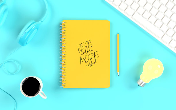 少说话多咖啡写在黄色记事本封面上的办公室桌子上有一个闪亮的灯泡图片下载