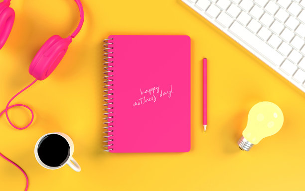 母亲节快乐写在一个有闪亮灯泡的办公室桌子上的粉色紫色记事本封面上图片下载