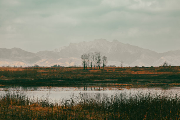 秋季湖视图。天、山、河图片下载