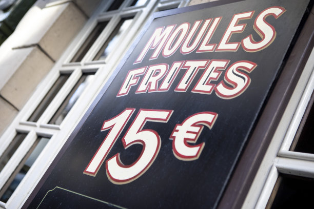 法国餐厅外的装饰字体图片下载