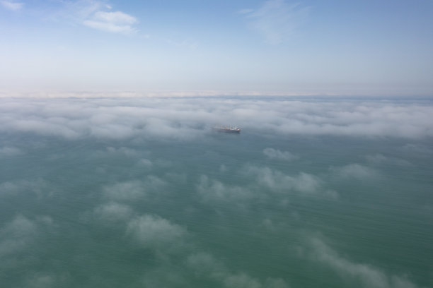 雾中货船的鸟瞰图图片下载