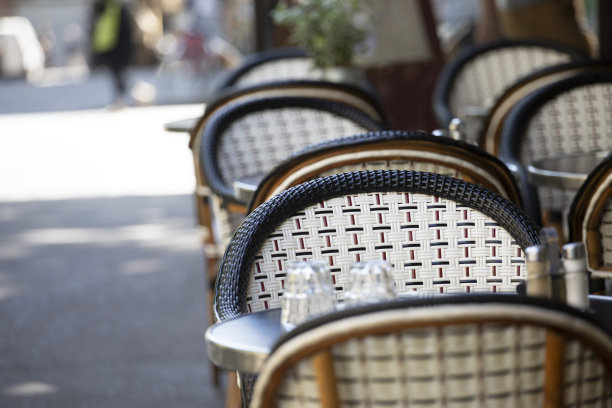 巴黎人行道上的椅子图片下载