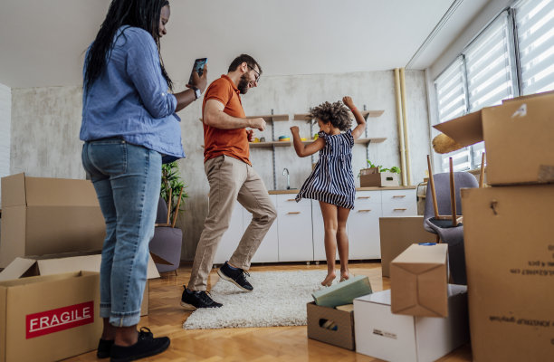 激动的一家人庆祝搬家日图片下载