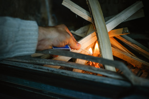 成熟的成年男子点燃壁炉图片下载