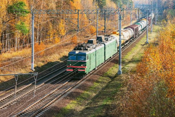 货运列车驶近车站。图片下载