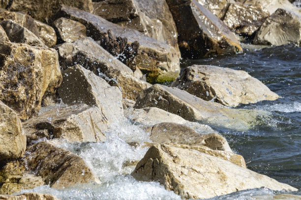 在威斯康辛州华盛顿港的珊瑚码头公园，一股海浪撞向了防波堤。图片下载