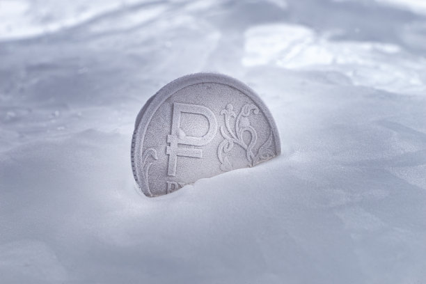 冰冻的银色硬币与俄罗斯卢布的符号在它的特写图片下载