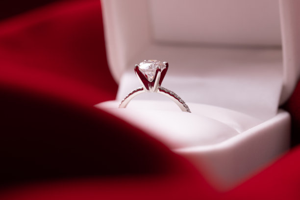 钻石结婚戒指红色织物图片下载