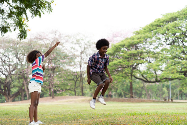 黑人孩子在玩跳绳图片下载