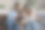 一对幸福的夫妇带着孩子在沙发上用笔记本电脑放松图片下载