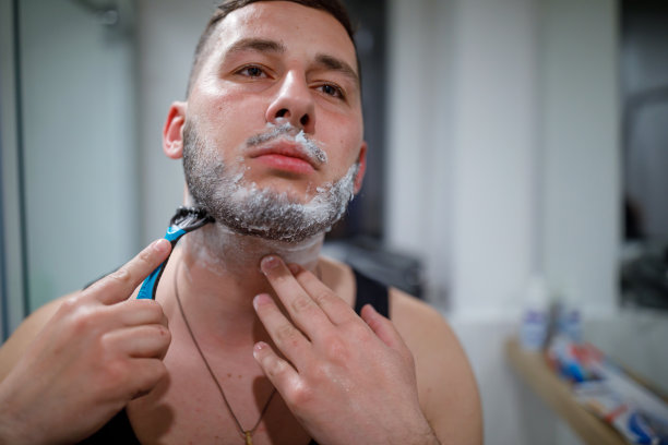 我得集中精神，这样才不会割伤自己图片下载