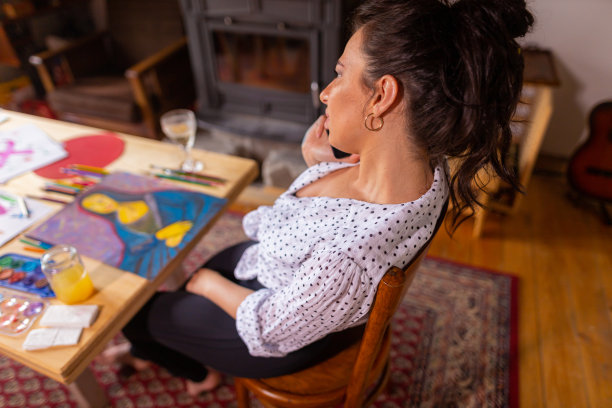 画家在绘画时休息图片下载