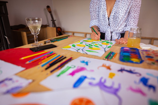 用工艺剪出凌乱的桌子的镜头图片下载