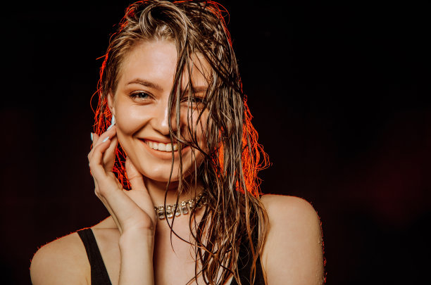 美首饰。一个漂亮的黑发女孩的肖像和奢侈的配件。快乐的时装模特图片下载