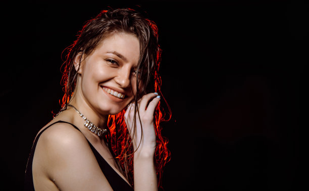 美首饰。一个漂亮的黑发女孩的肖像和奢侈的配件。快乐的时装模特图片下载