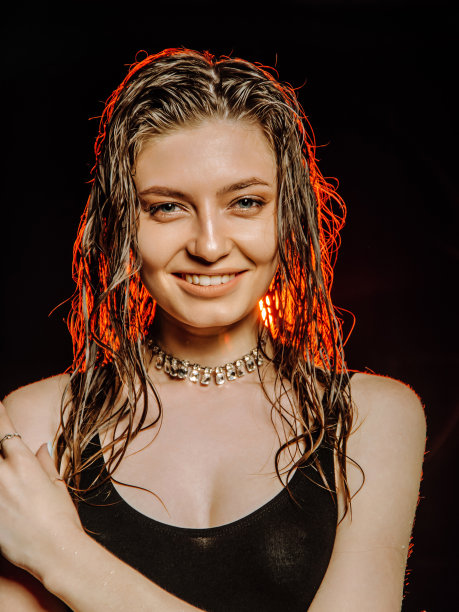 迷人的魅力女子夜店红色背光人像图片下载