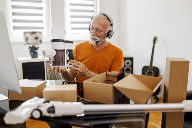 资深男性社交媒体技术网红在家录制开箱视频图片下载