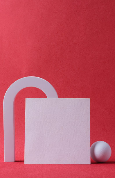 空白名片在基座上生动的红色背景工作室图片下载