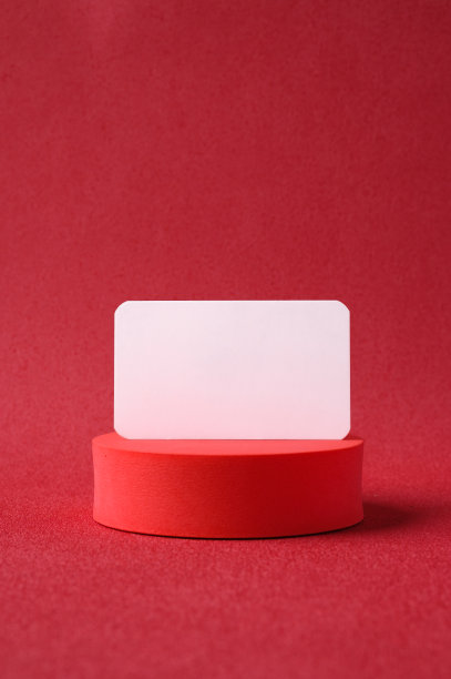 空白名片在基座上生动的红色背景工作室图片下载