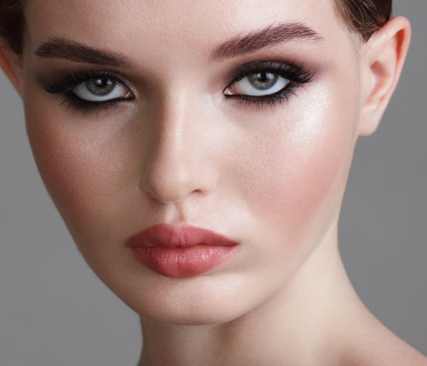 美丽的女人与明亮的化妆图片下载