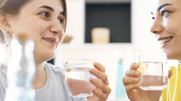 朋友在家里喝一杯新鲜的水图片下载