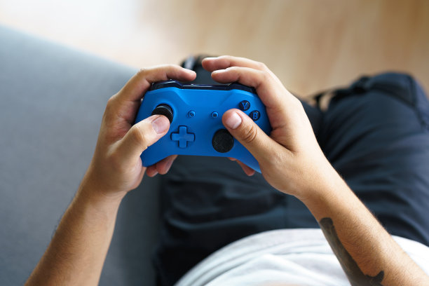 玩远程电子游戏控制，休闲生活方式与现代爱好，手持设备图片下载