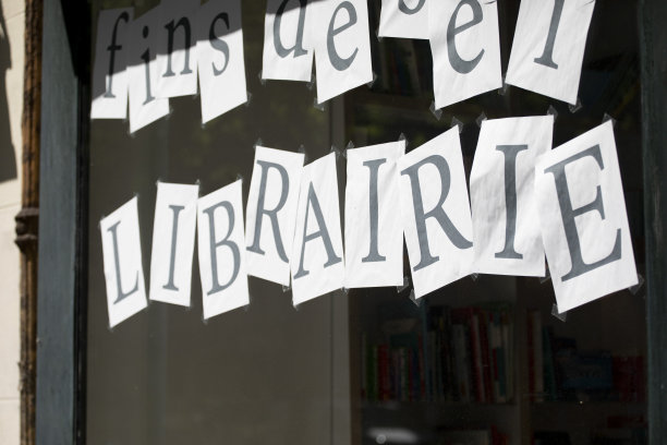 书店窗口上的消息图片下载