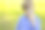 一个小男孩用放大镜探索自然。好奇的孩子们在森林里度过暑假。徒步旅行。未来的科学家植物学家图片下载