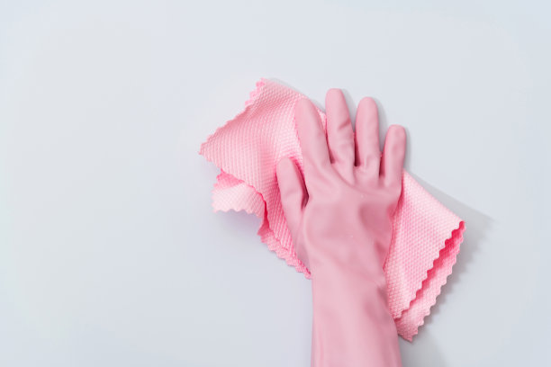 女人用抹布手工清洁白墙图片下载