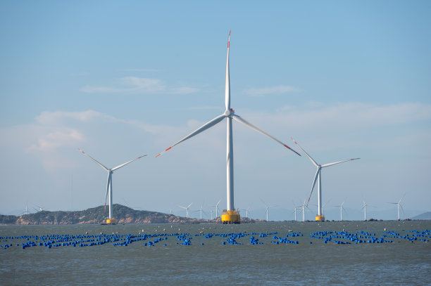 海上的风力发电机图片下载