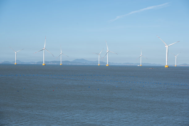 海上的风力发电机图片下载