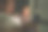 小白人孩子小女孩蹒跚学步的母亲和女儿坐在黑暗的房间，晚上在家里的沙发床上看卡通或手机上的电影真人家庭成长拷贝空间图片下载