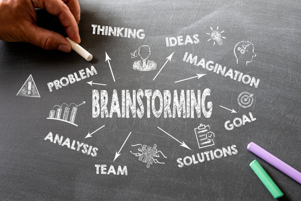 头脑风暴的概念。图表与关键字和图标。深色黑板背景图片下载