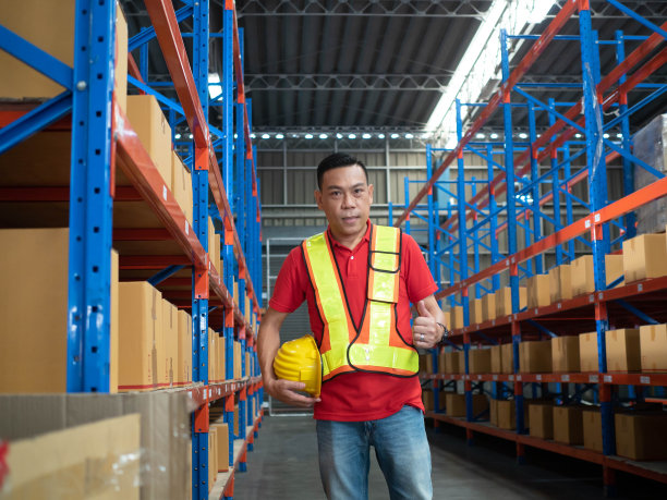 男性聪明英俊的青年成年人站着拿着头饰安全帽砰砰地跳起来图片下载