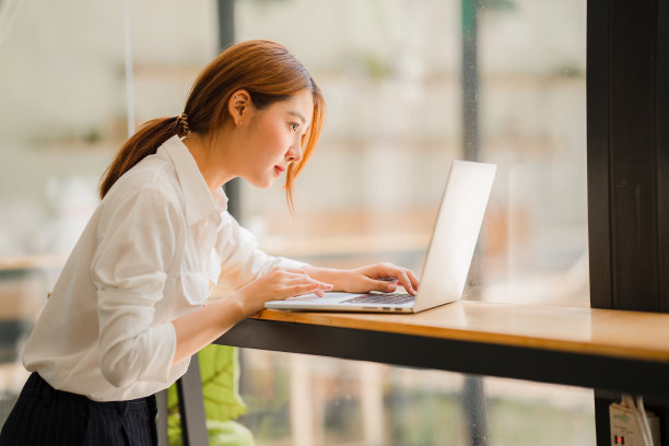 亚洲女学生在家用笔记本电脑在线学习，通过网络教师进行在线视频通话。学习的概念图片下载