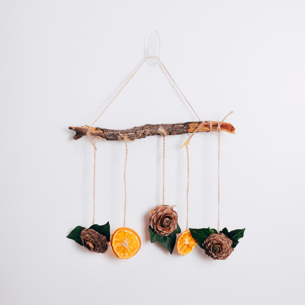 简约风格的圣诞装饰白色背景。图片下载