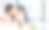 亚洲家庭在客厅享用早餐。小女孩女儿坐在桌子上，和微笑的爸爸妈妈在早上喝牛奶。家庭幸福。图片下载
