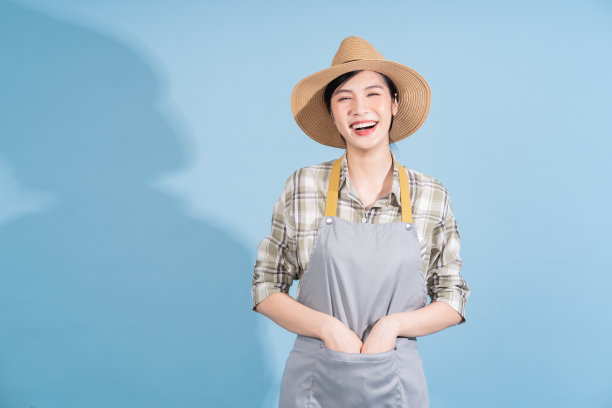 年轻的亚洲女农民的肖像图片下载