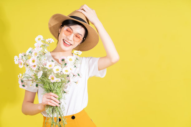 年轻的亚洲女子手持鲜花的肖像图片下载