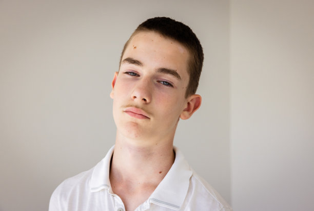 傲慢的白人少年肖像的态度图片下载