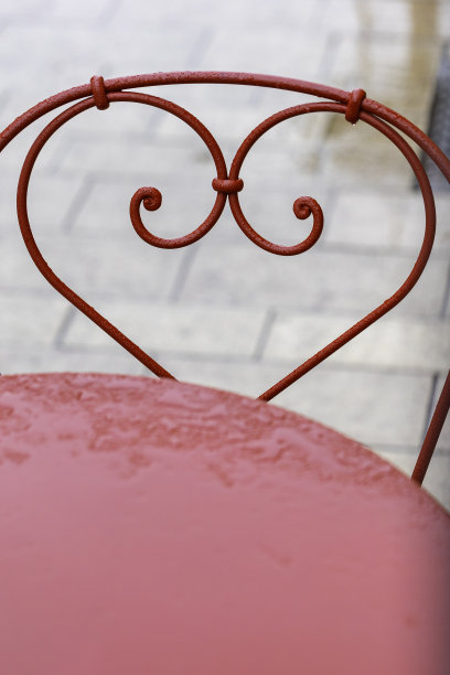 露天餐厅:历史悠久的市中心传统法国餐厅或咖啡馆的空旷户外区域桌椅无人问津。在给伙食团的业务。心形的椅子。图片下载