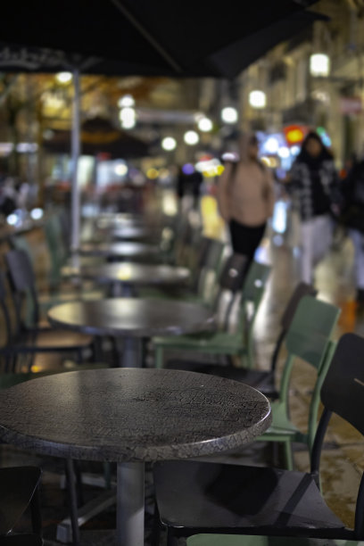 露天餐厅:历史悠久的市中心传统法国餐厅或咖啡馆的空旷户外区域桌椅无人问津。在给伙食团的业务。图片下载