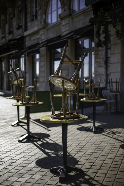 露天餐厅:历史悠久的市中心传统法国餐厅或咖啡馆的空旷户外区域桌椅无人问津。在给伙食团的业务。图片下载