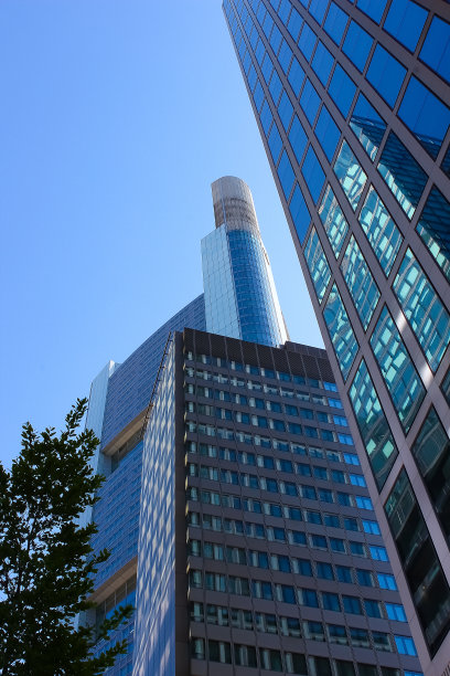 德国美因河畔法兰克福市中心的摩天大楼图片下载