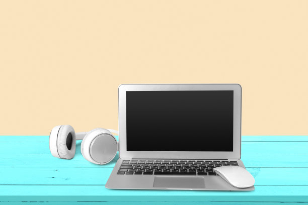 新耳机和笔记本电脑在桌子上图片下载