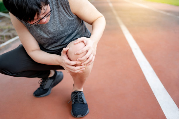 亚洲运动员遭受膝盖疼痛图片下载