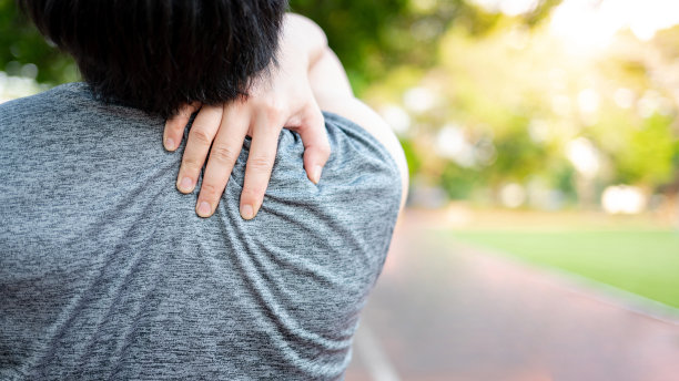 亚洲运动员，肩颈疼痛图片下载