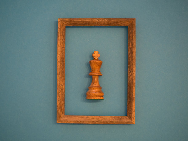 木制框架内棋子和蓝色背景图片下载